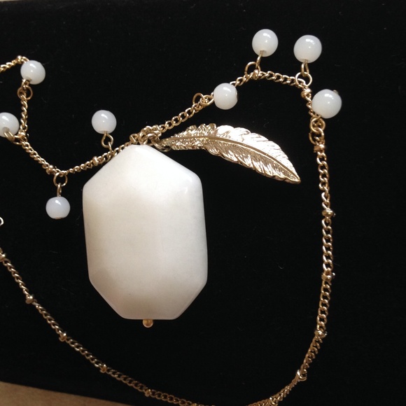 Cushion Cabochon & Feather Pendant Necklace - EUC - Picture 5 of 5